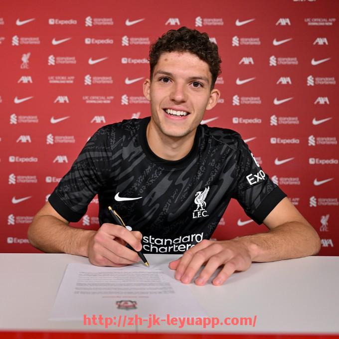 乐鱼体育入口-法甲本赛季最强阵容推荐：数据与表现双重衡量